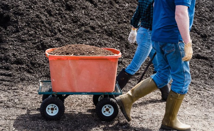 Composting in a Small Suburban Yard Without the Smell or the Neighbors Noticing